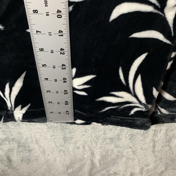 Miss Elaine Women's House Coat M Fleece Robe Full Zip Pajamas Pockets Black NWT - Picture 13 of 14